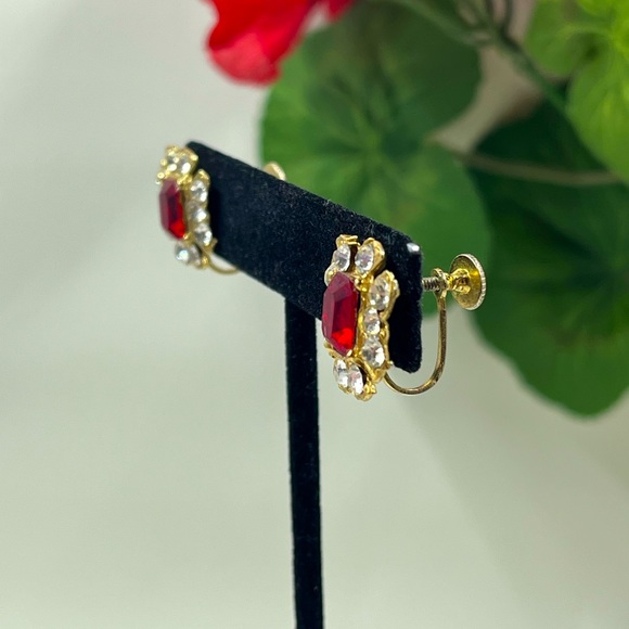 BM CO Signed Vintage 1960s Red Crystal Screw Back Earrings - Picture 5 of 6